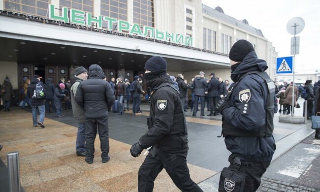 Пьяные подростки устроили дебош в поезде Киев-Кривой Рог: поднята на уши полиция, кадры