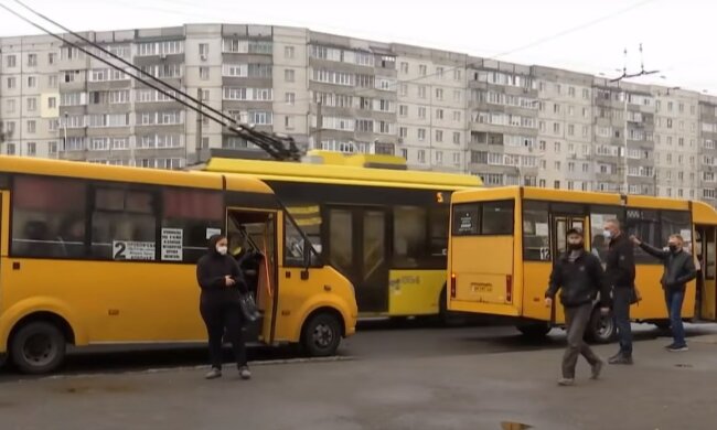 карантин маски українці люди маршрутка