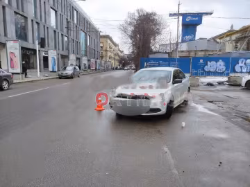 Водій протаранив людей у центрі Дніпра: кадри з місця НП