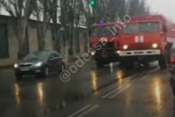 Пожежні машини потрапили в аварію в Одесі, відео ДТП: "поспішали на виклик"