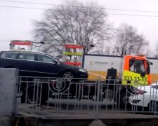 В Киеве эвакуировали авто с детьми внутри: родителям грозят тюремные сроки, детали