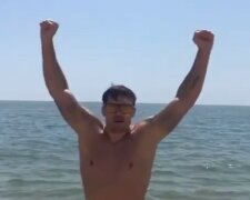 Усик на пляжі звернувся до Чісори, відео: "Дерек, де ти?