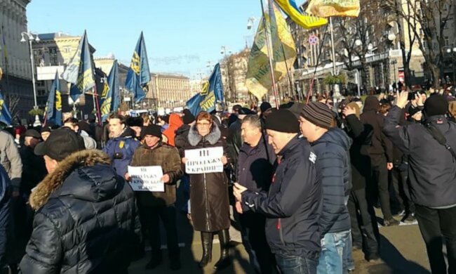 Толпа прорвалась на Крещатик, полиция бессильна: «все трассы будут перекрыты», кадры
