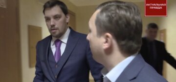 Премьер-министр Алексей Гончарук снова не отвечает на вопрос журналистов, связанный с назначением коррупционеров на госпредприятия. Видео