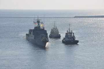 Тактика волчьей стаи: в Черном море Украина выгнала корабль из России
