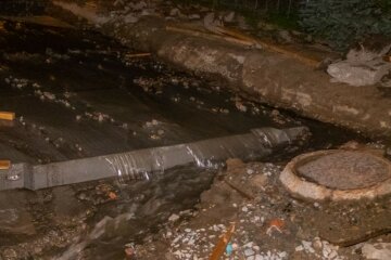 В Днепре прорвало канализацию, вода добегает до Набережной, видео: "Вонь несусветная"