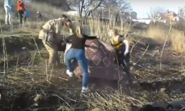 Стрибнули в крижану воду: 55-річна харків'янка "опинилася в полоні" стічних вод, кадри НП
