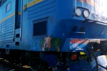 Поїзд перетворив авто з українцями на купу металу, з'явилися кадри з місця: "Цапом-відбувайлом зроблять..."