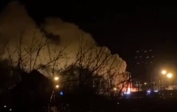 "Ефект бумеранга в дії": після нових вибухів в росії палає сильна пожежа