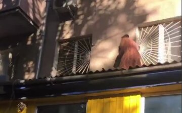 В Одесі пенсіонерка гуляла по даху магазину: момент потрапив на відео