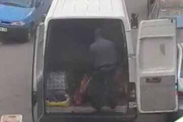 У мережі показали, як доставляють м'ясо в магазини Києва: "приправляють брудом і..."