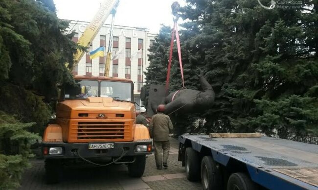 В Мариуполе «свергли» большевика-революционера (фото)