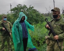 Мужчина в дождевике устроил переполох на украинской границе с РФ: "Нес пакет с..."