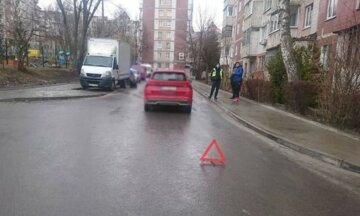 "Мать не заметила": машина сбила коляску с полуторагодовалым малышом в Тернополе, кадры с места