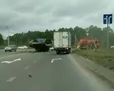 Танк перевернулся и упал на башню посреди дороги: фото и видео аварии в России