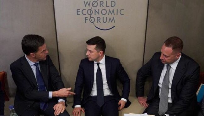 Политтехнолог: "Мы ноем про русский мир, клянчим везде денег и ждем, что все само как-то обустроится"