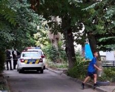 Відкрили стрілянину в під'їзді житлового будинку під Одесою, з'їхалася поліція: кадри події
