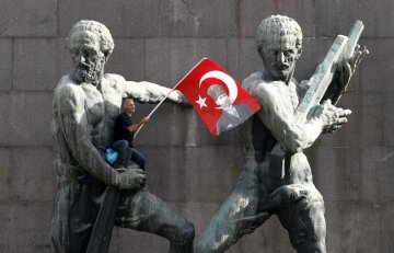 У Туреччині вигнали 28 мерів: спалахнули заворушення