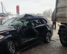 На АЗС водитель на BMW врезался в грузовик: что известно об аварии на трассе Киев-Одесса, кадры