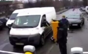На киевлянина напали прямо на дороге, видео: "Пытался обогнать и..."