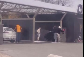 Хлопець вирішив помитися на автомийці заради ефектного відео: кадри з'явилися в мережі