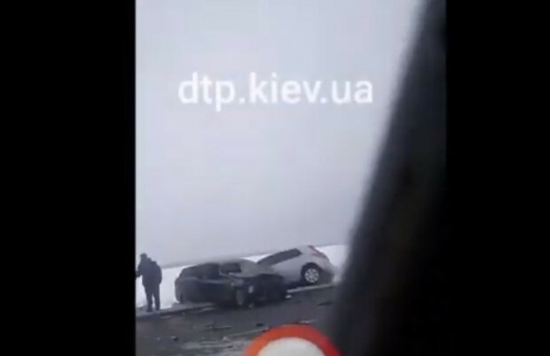 Машины всмятку, тела посреди дороги: первые кадры жуткой аварии под Киевом