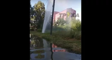 В Харькове из-под земли забил гейзер, видео: "За считанные минуты часть проспекта..."