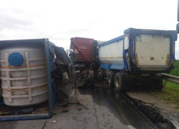 Во Львовской области столкнулись три грузовика1(1)