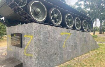 В Днепре вандал разрисовал памятник рашисткими символами, видео: за информацию о нем дают вознаграждение