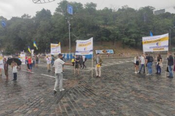 Україна не продається: обурені люди виступили проти Порошенка та проплаченого мітингу під час Маршу захисників в Києві