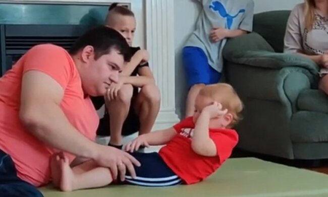 Дворічний киянин став рекордсменом, вразивши своєю силою, відео: "А вам слабо?"