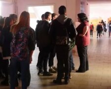 "Готовитесь собирать малину и клубнику?": директриса затравила неправильно одетых школьниц на Львовщине