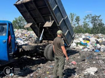 Масове звалище посеред поля під Білою Церквою: екоінспектори піймали порушників на гарячому