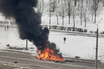 В Харькове российские оккупанты обстреляли авто с людьми: машина вспыхнула
