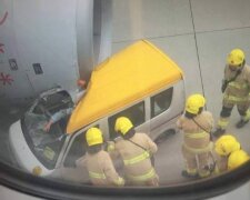 Автомобиль протаранил самолет в Гонконге (видео)