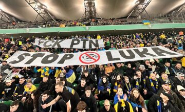 Вболівальники влаштували перформанс на матчі української збірної з плакатами проти путіна та лукашенка