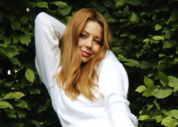 Кароль задерла ногу перед молодим красенем і збентежила українців позою: