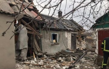Российские военные обстреляли поселок в Луганской области: разрушены и повреждены жилые дома