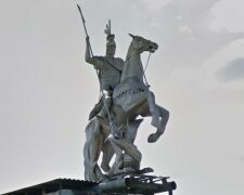 "Вся Россия на одном фото": путинские чиновники установили памятник на крыше остановки