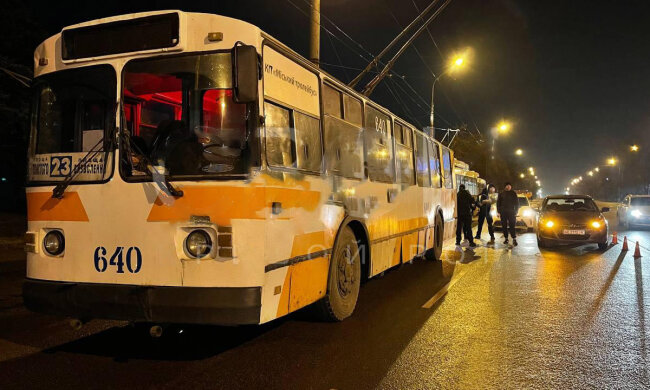 Тролейбус наробив біди у Кривому Розі, кадри: легковик проїжджав повз