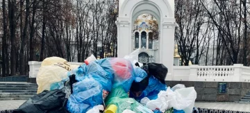 "Не кидай мене": людей "придавило" сміттям у центрі Харкова, фото