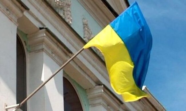 Под Харьковом малолетние девушки сорвали флаг Украины, родителей теперь накажут: "захотели устроить..."