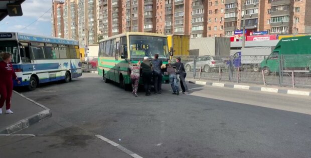 Пассажирам пришлось толкать автобус на фоне "успешного Харькова Кернеса": эпичное видео