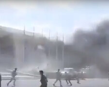 Мощный взрыв прогремел в аэропорту, повсюду лежат тела: первые детали и видео ЧП