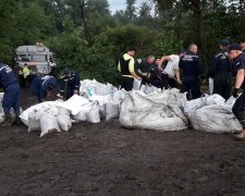 В Україні прорвало дамбу, стягують Нацгвардію, людей терміново вивозять: які райони під ударом