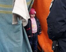 Дівчинку залишили на звалищі з волоцюгами в Одесі, відео: "Кинув батько"