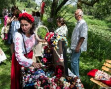 Кольоровий світ: в Україні пройшов фестиваль національних костюмів (фото)