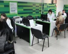 ПриватБанк не видає банківські картки, українці в розпачі: "для того, щоб отримати..."