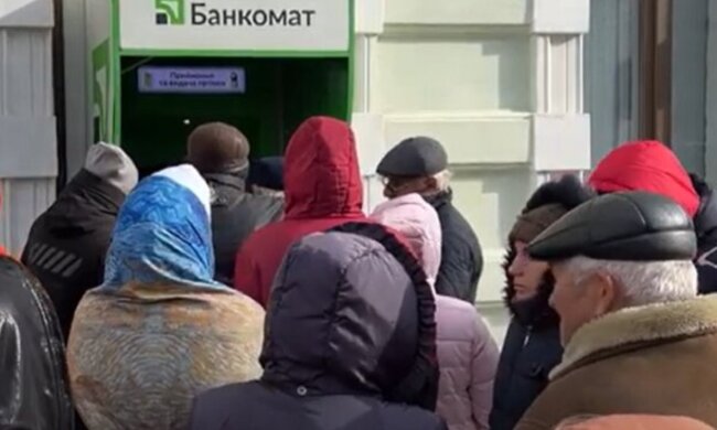 "Полный абсурд": банкомат "Привата" случайно "забрал" у украинки 9 тысяч