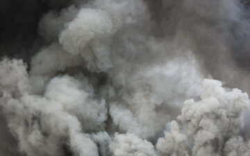 У Дніпрі спалахнула масштабна пожежа, з'їхалися рятувальники: кадри НП